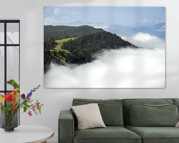 Wolken die als een deken over de bergen rollen van Mickéle Godderis