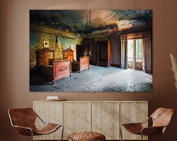 Verlaten Italiaanse Slaapkamer. van Roman Robroek - Foto's van Verlaten Gebouwen