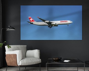 Atterrissage de l'Airbus A340-300 de SWISS. sur Jaap van den Berg