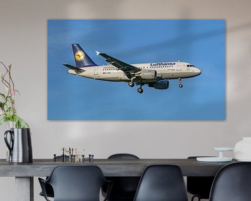 Landende Lufthansa Airbus A319-100. van Jaap van den Berg