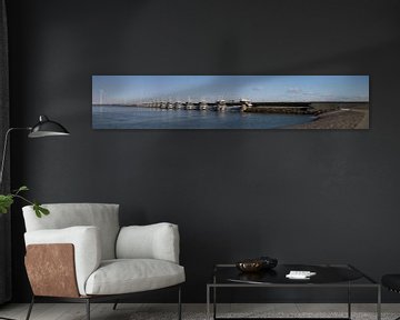 Panorama foto van Neeltje Jans de 9 km lange stormvloedkering sluit de Oosterschelde af bij dreigend hoogwater van W J Kok