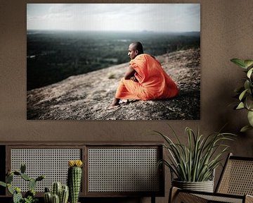 Boeddhistische Monnik, uitzicht Pidurangala-rots, Sigiriya, Sri Lanka van Roel Janssen