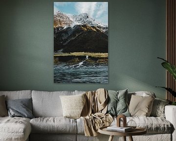 Zonlicht op besneeuwde berg met waterval in Nieuw Zeeland van Joep van de Zandt