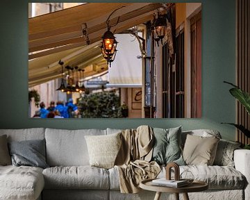 Kroatië : Gezellig steegje met restaurantverlichting van Photoart-Naegele