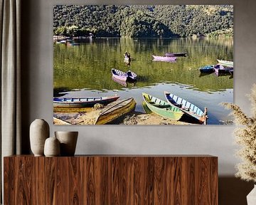 Bunte Boote auf den Gewässern des Phewa-Sees von Frank Photos