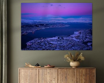 Arktis-Panorama vom Fjellheisen: Lila-blaue Ansicht von Tromsø als Wanddekoration von Eriks Photoshop