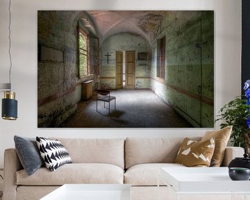 Wachtkamer in Verlaten Ziekenhuis. van Roman Robroek - Foto's van Verlaten Gebouwen
