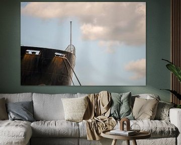 De boeg hoog boven het water in de haven van scheepskijkerhavenfotografie