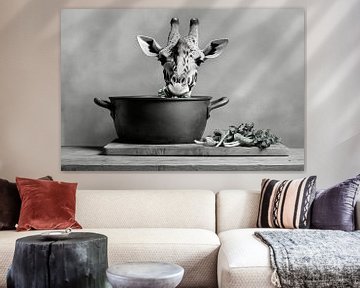 Giraffe kookt groenten van Poster Art Shop