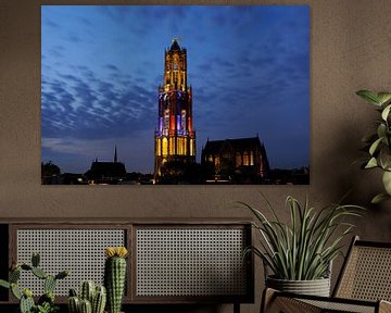 Stadtbild von Utrecht mit Domtoren in Farben Französische Flagge während des Beginns der Tour de Fra