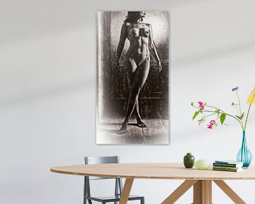 Naakte vrouw staande pose van The Photo Artist