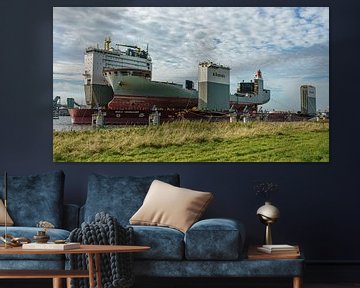 Boskalis Boka Vanguard met de Fremantle Highway. van Jaap van den Berg