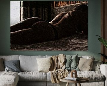 Bijna naakte vrouw liggend in bed