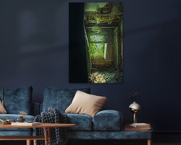 Bouwvallige kamer met een open raam - de natuur herovert de verloren plek van InfiniteArtLabs