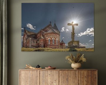 Kerk van Mers Les Bains in het tegenlicht van de zon van Harrie Muis