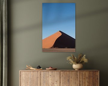 Sossusvlei duin in abstract bruin en blauw | Landschap Afrika van Monique Tekstra-van Lochem