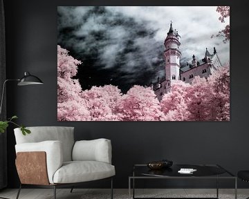 Uniek sprookjesachtig infrarood kasteel met magische roze bomen en dramatische donkere lucht van Hidden Light Gallery