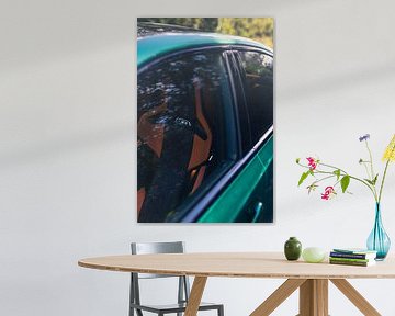 BMW M3 G80 verte dans un cadre forestier paisible