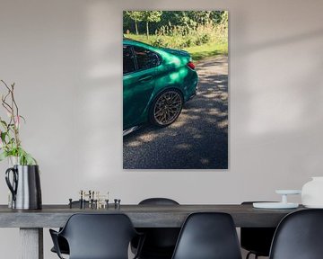 BMW M3 G80 verte dans un cadre forestier paisible