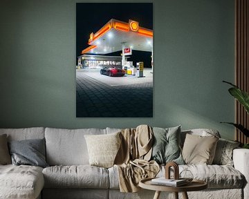 Audi R8 V10 Geparkeerd bij een Shell Tankstation tijdens een Sfeervolle Avond van Sebastiaan van 't Hoog