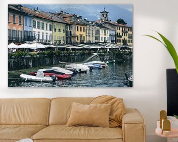 Hafen von Cannobio und malerische Gebäude, Italien