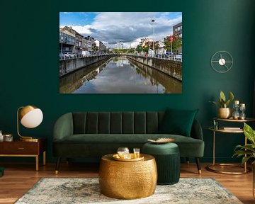 Stadsreflecties in Molenbeek van Werner Lerooy