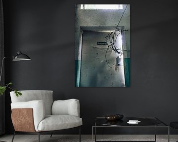 Vergrendelde uitgangsdeur in de Lost Place - Gevangen achter prikkeldraad van InfiniteArtLabs