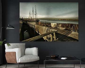 Hindeloopen Friesland in Nederland. Haven, visnetten en vissersboot met zicht op het IJsselmeer. van Paul Salemink