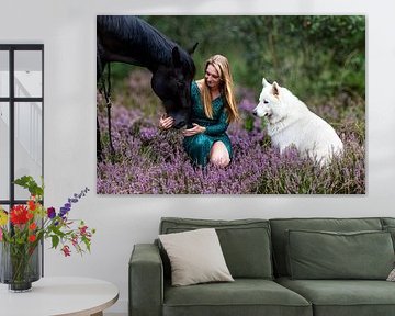 Femme avec cheval noir et berger blanc dans une lande violette - Photographie de nature intime