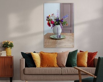 Stilleven van Bloemen in Witte Vaas - Elegante en Kleurrijke Interieurdecoratie van Jolanda Hugens Kommers