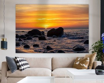 Sonnenuntergang am Strand mit Großen Felsen im Wasser an der Ostsee auf Rügen von Animaflora PicsStock