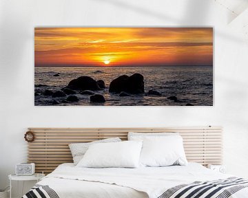 Sonnenuntergang am Strand mit Großen Felsen im Wasser an der Ostsee auf Rügen von Animaflora PicsStock