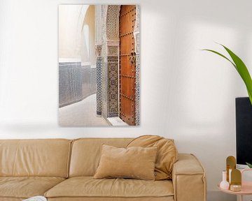 Houten deur in Marokko, medina van Fes (Fez) van Melissa Peltenburg