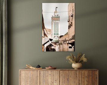 Zicht op de moskee vanuit smal straatje in de medina van Fez, Marokko van Melissa Peltenburg