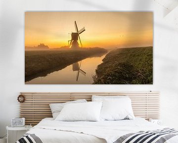 Molen Weel en Braken weerspiegelt in de sloot tijdens een mistige zonsopkomst van Bram Lubbers