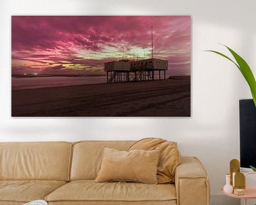 Noorderlicht boven het paviljoen van de reddingsbrigade op het strand in Petten van Bram Lubbers