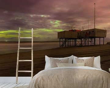Noorderlicht boven het paviljoen van de reddingsbrigade op het strand in Petten van Bram Lubbers