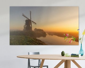 Molen Weel en Braken in het weiland tijdens een mistige zonsopkomst van Bram Lubbers