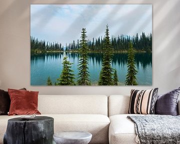 Un lac de montagne tranquille dans le parc national de Revelstoke sur laficoco