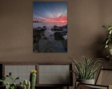 Prachtig ochtendrode lucht boven het IJsselmeer bij Den Oever. van Bram Lubbers