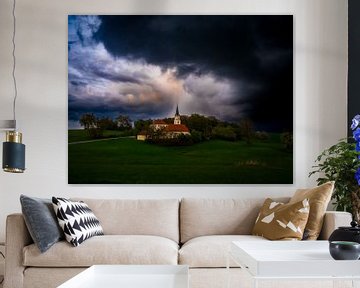 Wolken boven een kerk van Li-Bro