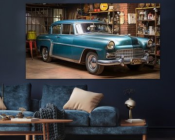 Oude blauwe retro auto geparkeerd in de werkplaats van de monteur van Animaflora PicsStock