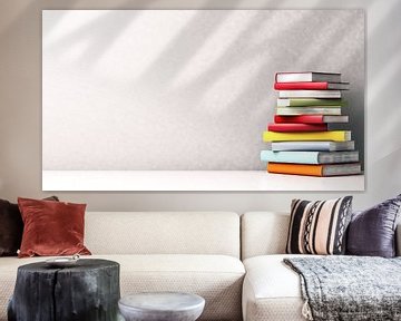 Stapel boeken voor een witte muur van Frank Heinz