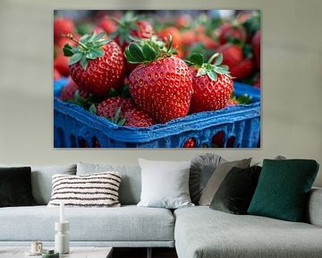 Blauwe schaal met aardbeien van Art & Soul Creations