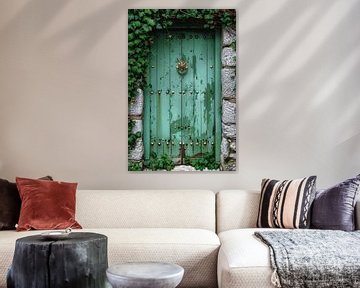 Verweerde groene deur met gouden accenten van Art & Soul Creations