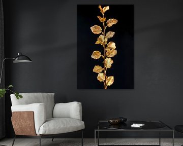 Glinsterende gouden tak met bladeren op zwarte achtergrond van Art & Soul Creations