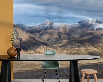 Besneeuwde bergkammen op Spitsbergen