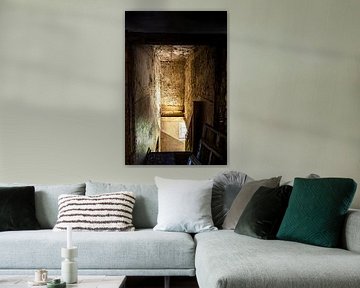 Stille Zeugen – Der verfallene Treppenabgang ins Dunkel von InfiniteArtLabs
