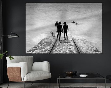 Duikers op de boothelling in Bretagne, Frankrijk (zwart-wit) van Evert Jan Luchies
