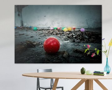 Verloren kindertijd - Kleurrijke ballen in een verlaten kamer van Infinite Decay
